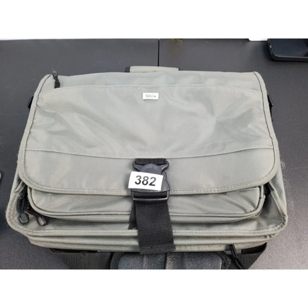 Solo Messenger Laptop Bag‎ Gray Crossbody Adjustable Strap Zip Closure Logo